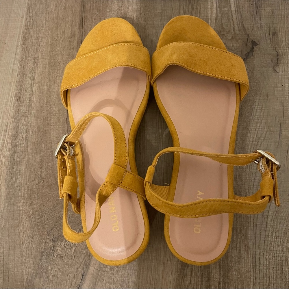 Old Navy faux suede flatform sandals - Picture 2 of 10